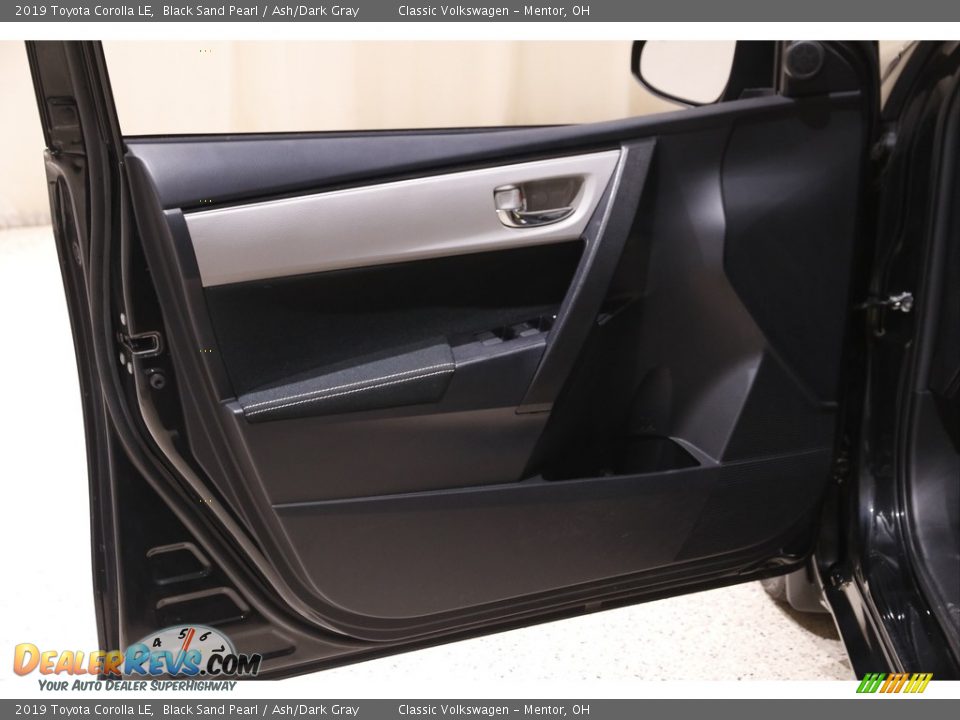 2019 Toyota Corolla LE Black Sand Pearl / Ash/Dark Gray Photo #4