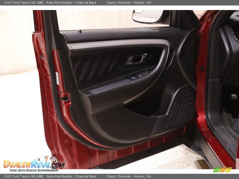 Door Panel of 2015 Ford Taurus SEL AWD Photo #4