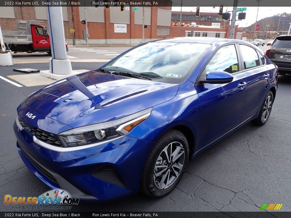 Front 3/4 View of 2022 Kia Forte LXS Photo #5
