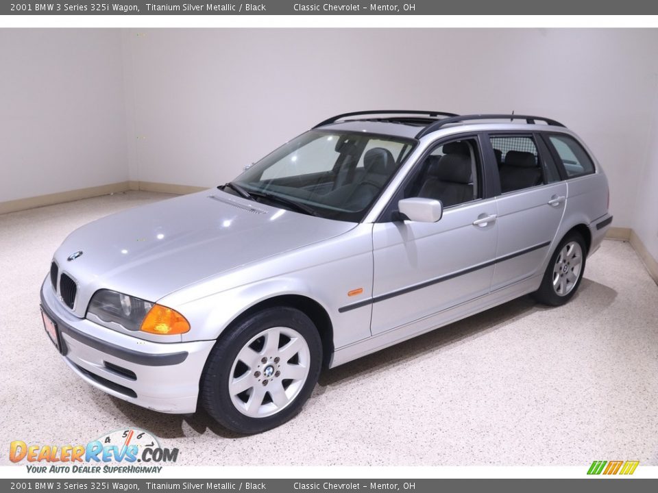 Front 3/4 View of 2001 BMW 3 Series 325i Wagon Photo #3