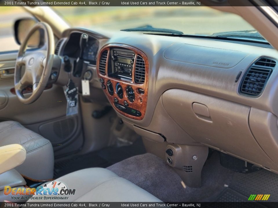 Dashboard of 2001 Toyota Tundra Limited Extended Cab 4x4 Photo #12