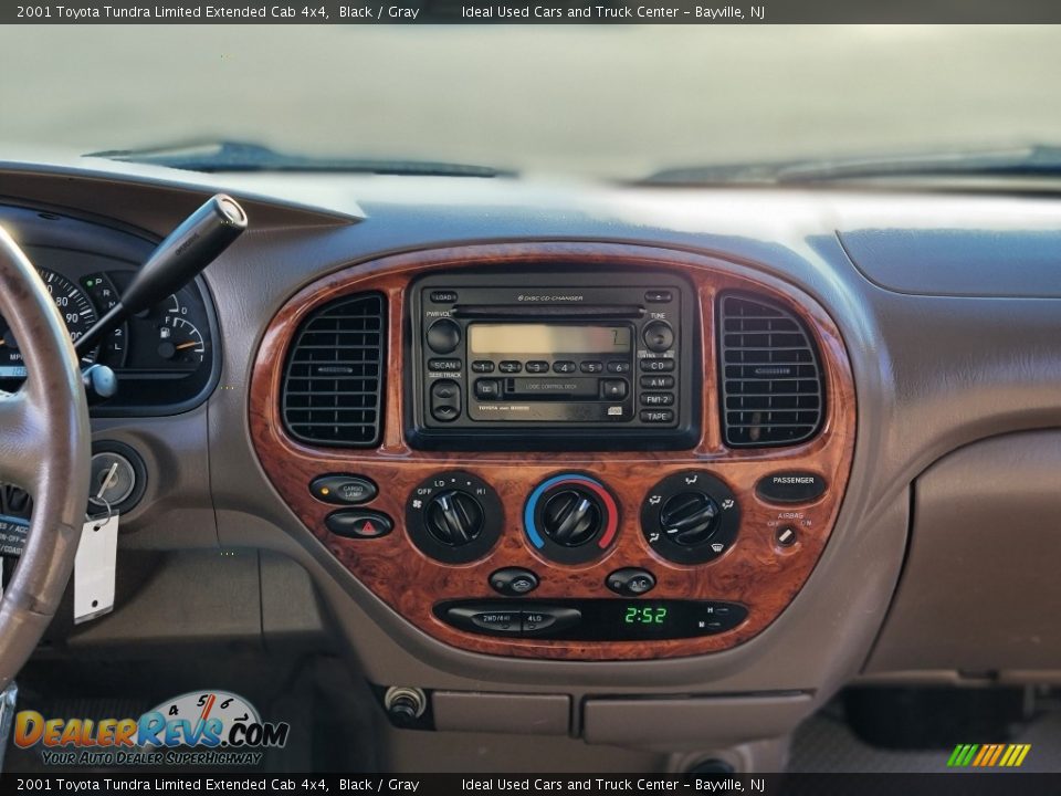 Controls of 2001 Toyota Tundra Limited Extended Cab 4x4 Photo #14