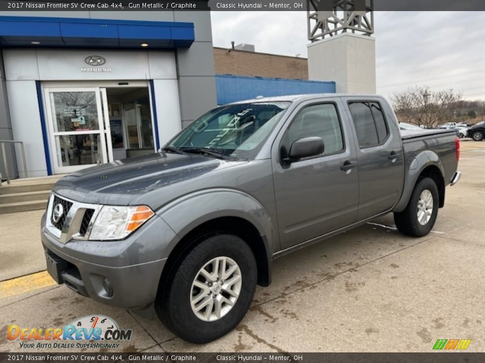 Front 3/4 View of 2017 Nissan Frontier SV Crew Cab 4x4 Photo #1