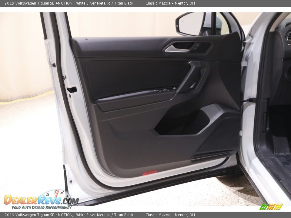 Door Panel of 2019 Volkswagen Tiguan SE 4MOTION Photo #4