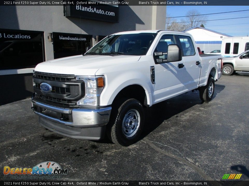 2021 Ford F250 Super Duty XL Crew Cab 4x4 Oxford White / Medium Earth Gray Photo #2