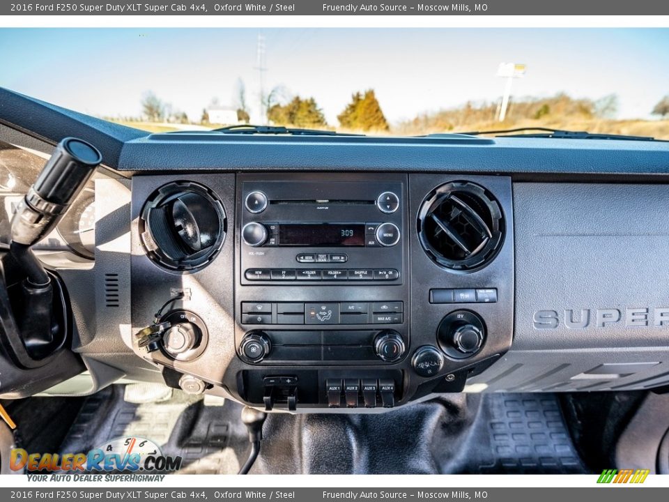 2016 Ford F250 Super Duty XLT Super Cab 4x4 Oxford White / Steel Photo #31