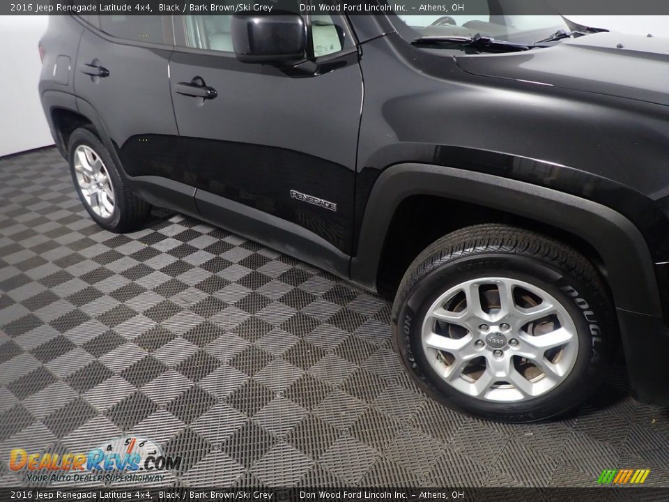 2016 Jeep Renegade Latitude 4x4 Black / Bark Brown/Ski Grey Photo #4