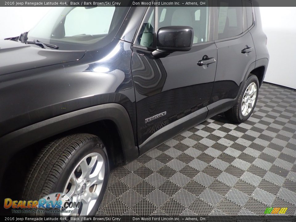 2016 Jeep Renegade Latitude 4x4 Black / Bark Brown/Ski Grey Photo #10