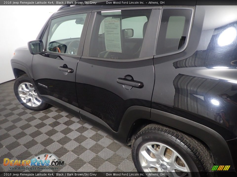 2016 Jeep Renegade Latitude 4x4 Black / Bark Brown/Ski Grey Photo #18