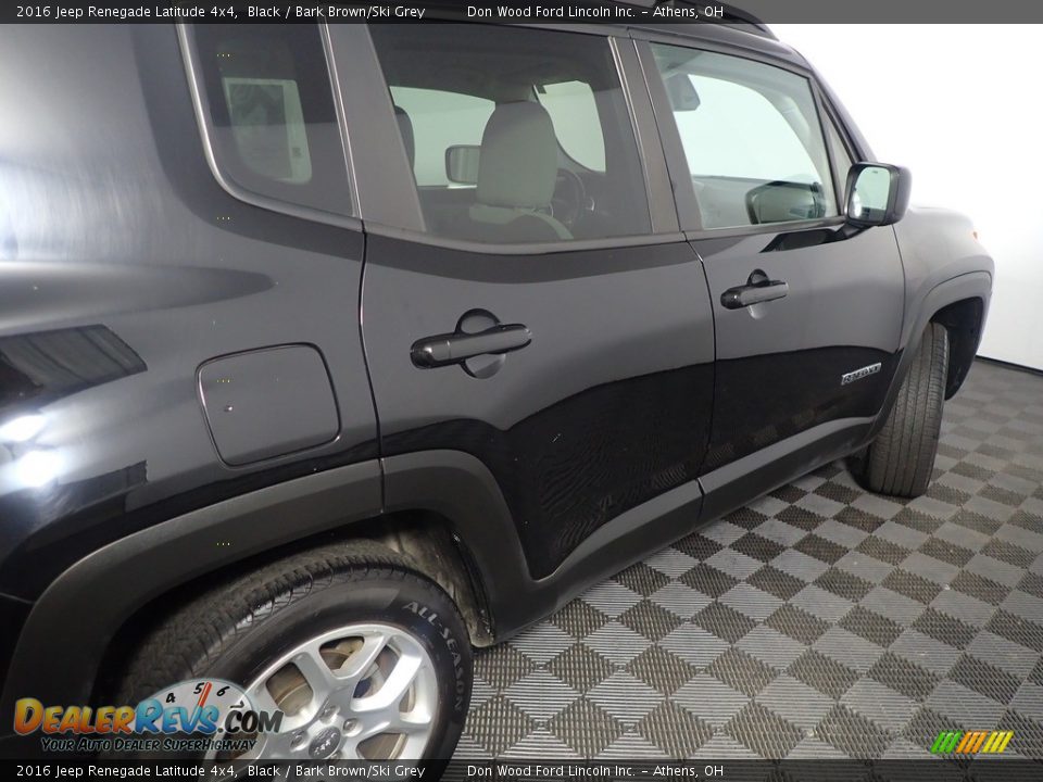 2016 Jeep Renegade Latitude 4x4 Black / Bark Brown/Ski Grey Photo #19