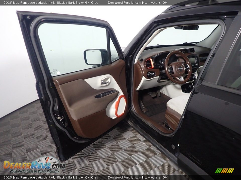 2016 Jeep Renegade Latitude 4x4 Black / Bark Brown/Ski Grey Photo #20