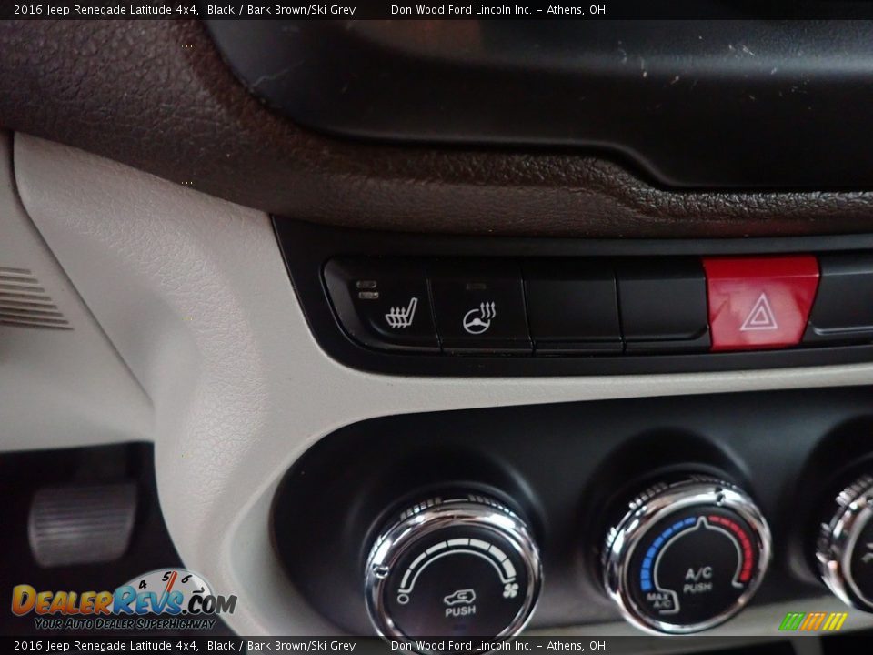2016 Jeep Renegade Latitude 4x4 Black / Bark Brown/Ski Grey Photo #32