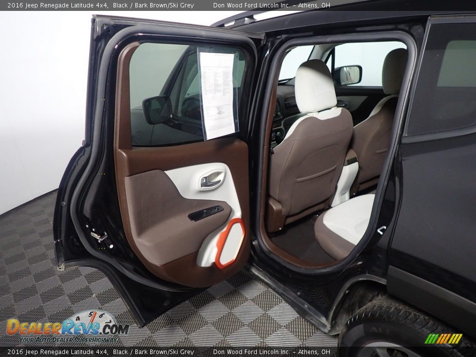 2016 Jeep Renegade Latitude 4x4 Black / Bark Brown/Ski Grey Photo #35