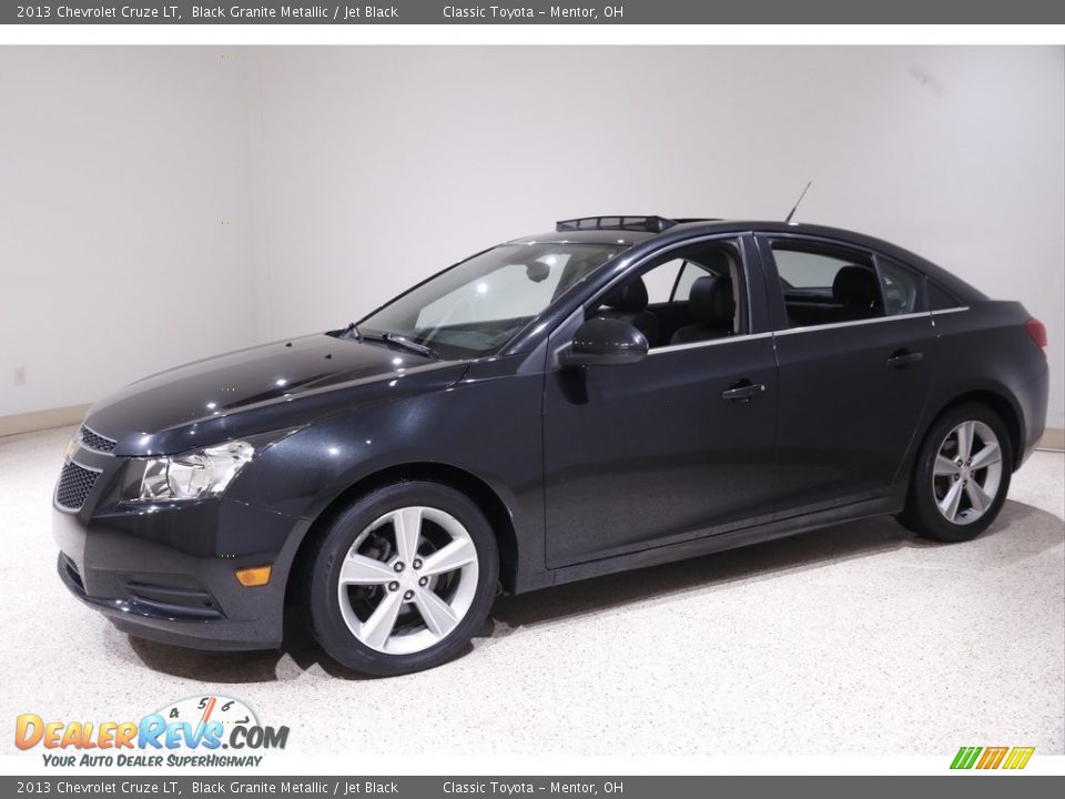 Front 3/4 View of 2013 Chevrolet Cruze LT Photo #3