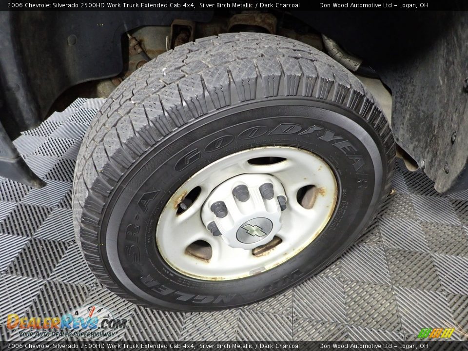2006 Chevrolet Silverado 2500HD Work Truck Extended Cab 4x4 Silver Birch Metallic / Dark Charcoal Photo #27