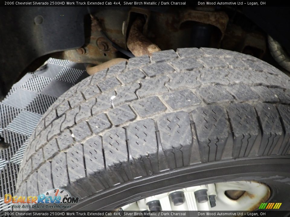 2006 Chevrolet Silverado 2500HD Work Truck Extended Cab 4x4 Silver Birch Metallic / Dark Charcoal Photo #28