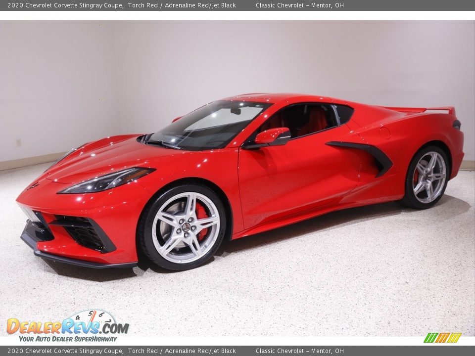Front 3/4 View of 2020 Chevrolet Corvette Stingray Coupe Photo #3