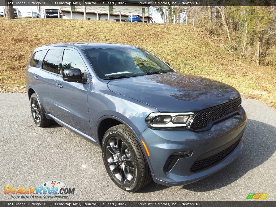 Front 3/4 View of 2021 Dodge Durango SXT Plus Blacktop AWD Photo #4