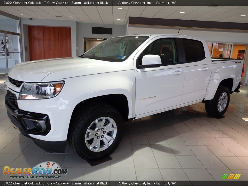 Front 3/4 View of 2022 Chevrolet Colorado LT Crew Cab 4x4 Photo #6