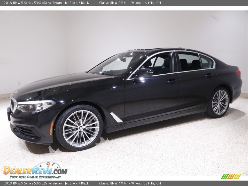 Front 3/4 View of 2019 BMW 5 Series 530i xDrive Sedan Photo #3