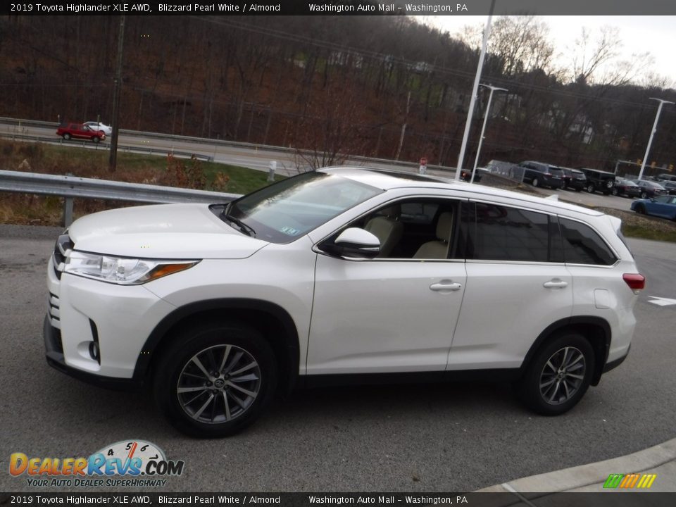 2019 Toyota Highlander XLE AWD Blizzard Pearl White / Almond Photo #13