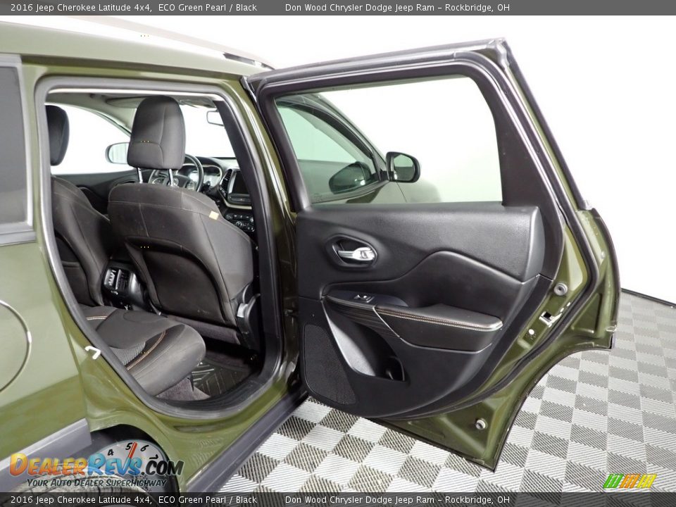 2016 Jeep Cherokee Latitude 4x4 ECO Green Pearl / Black Photo #34