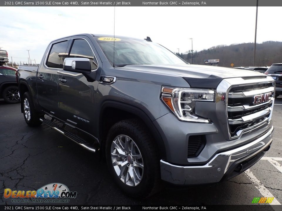 Front 3/4 View of 2021 GMC Sierra 1500 SLE Crew Cab 4WD Photo #4