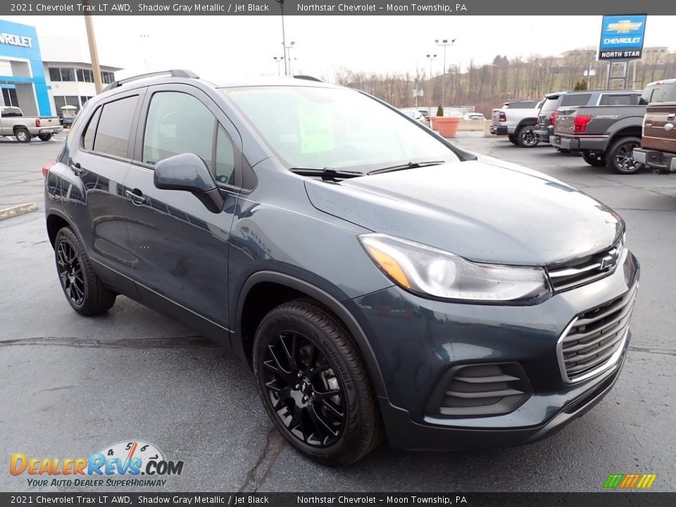 Front 3/4 View of 2021 Chevrolet Trax LT AWD Photo #8