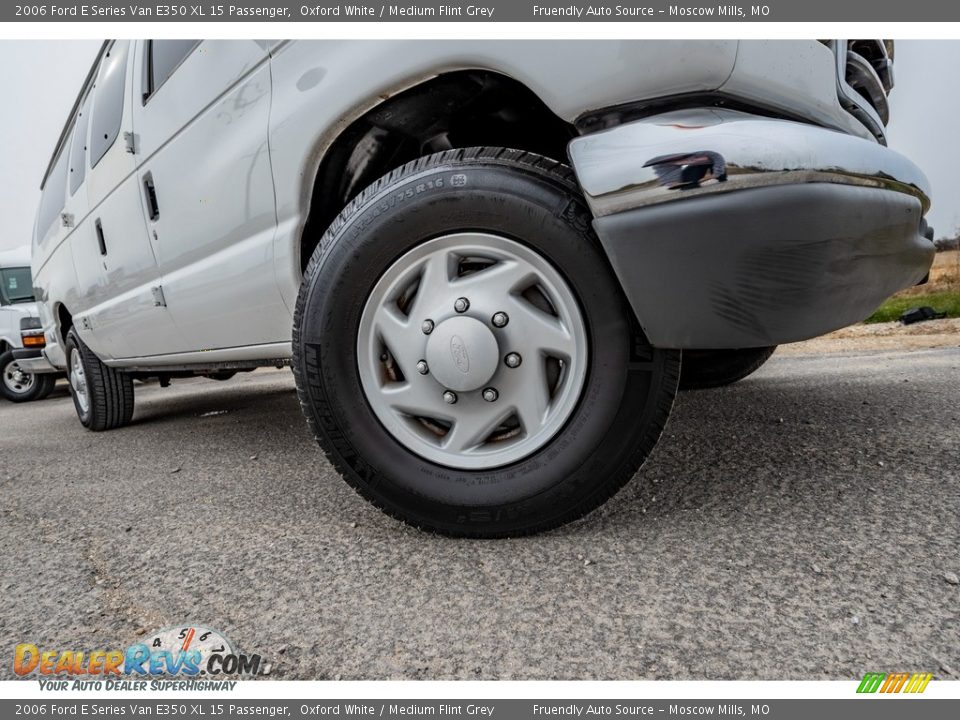 2006 Ford E Series Van E350 XL 15 Passenger Oxford White / Medium Flint Grey Photo #2