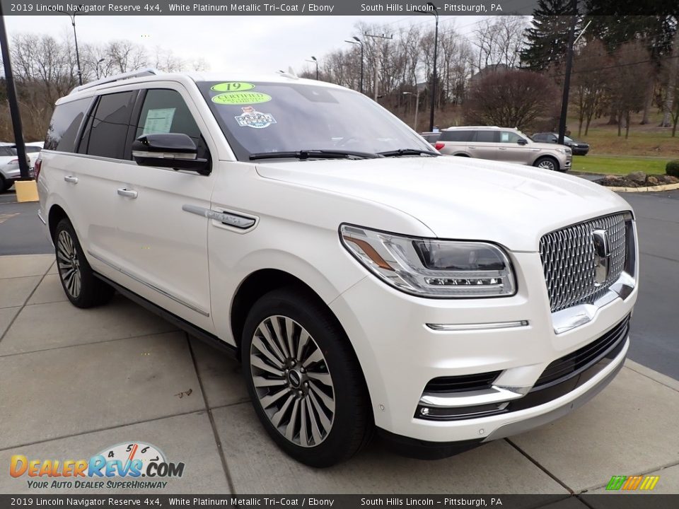 Front 3/4 View of 2019 Lincoln Navigator Reserve 4x4 Photo #8