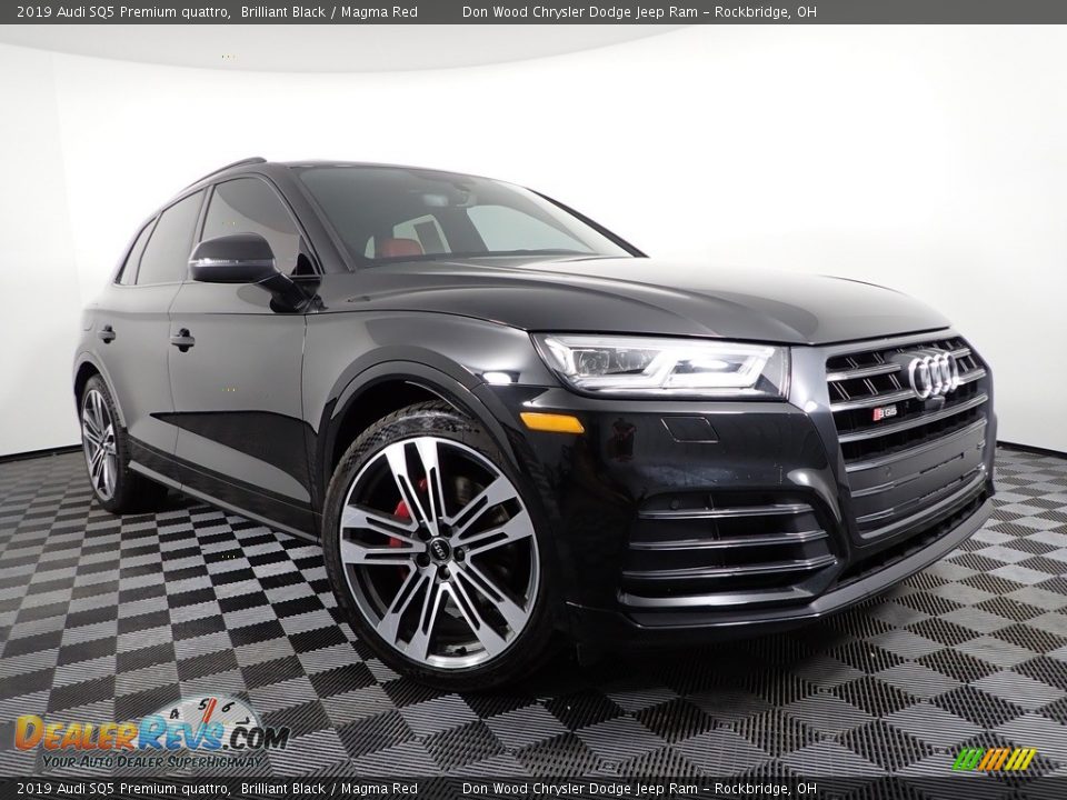 Front 3/4 View of 2019 Audi SQ5 Premium quattro Photo #7