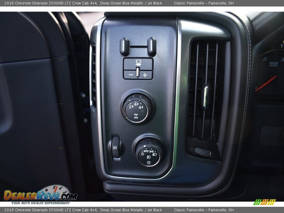 Controls of 2016 Chevrolet Silverado 3500HD LTZ Crew Cab 4x4 Photo #11