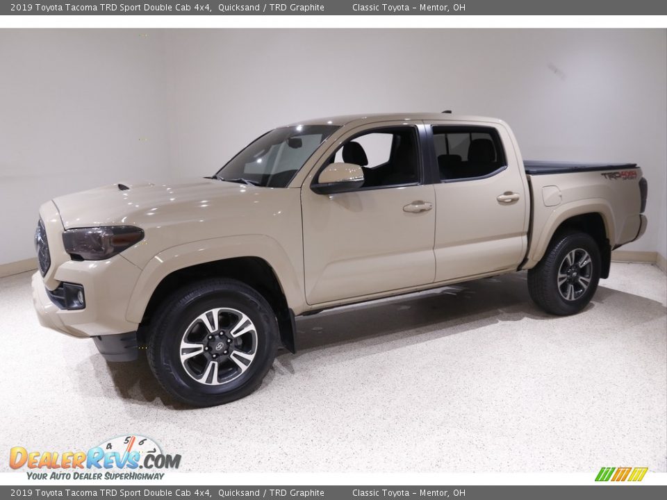 Front 3/4 View of 2019 Toyota Tacoma TRD Sport Double Cab 4x4 Photo #3