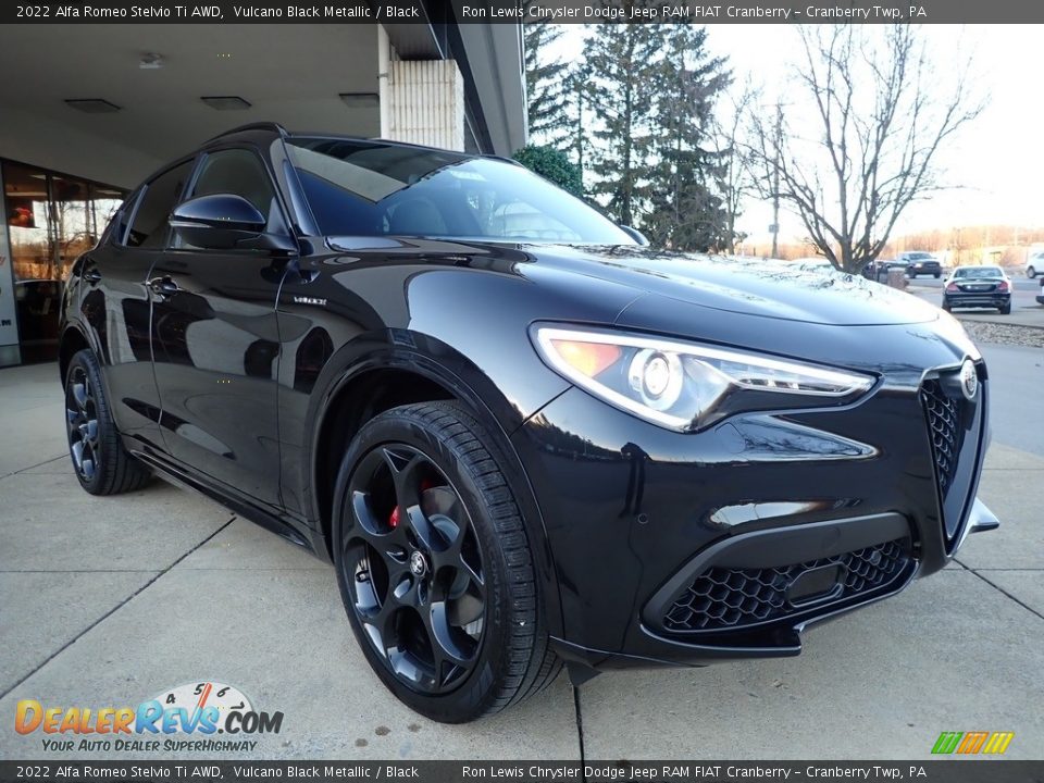 Front 3/4 View of 2022 Alfa Romeo Stelvio Ti AWD Photo #3