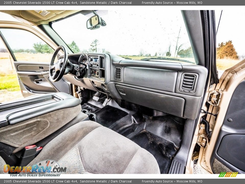 Dashboard of 2005 Chevrolet Silverado 1500 LT Crew Cab 4x4 Photo #20