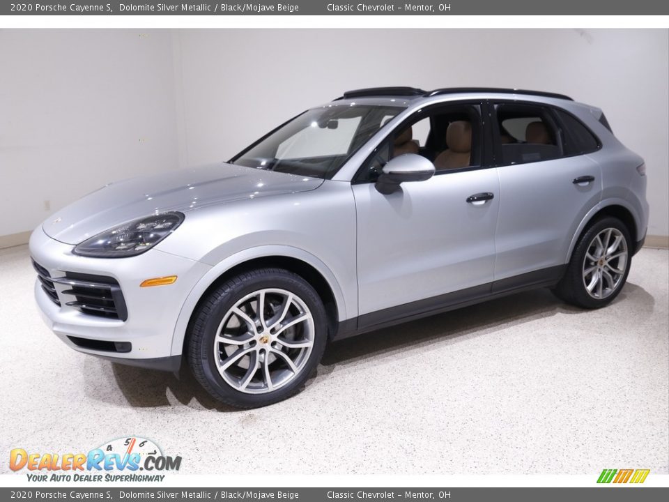 Front 3/4 View of 2020 Porsche Cayenne S Photo #3