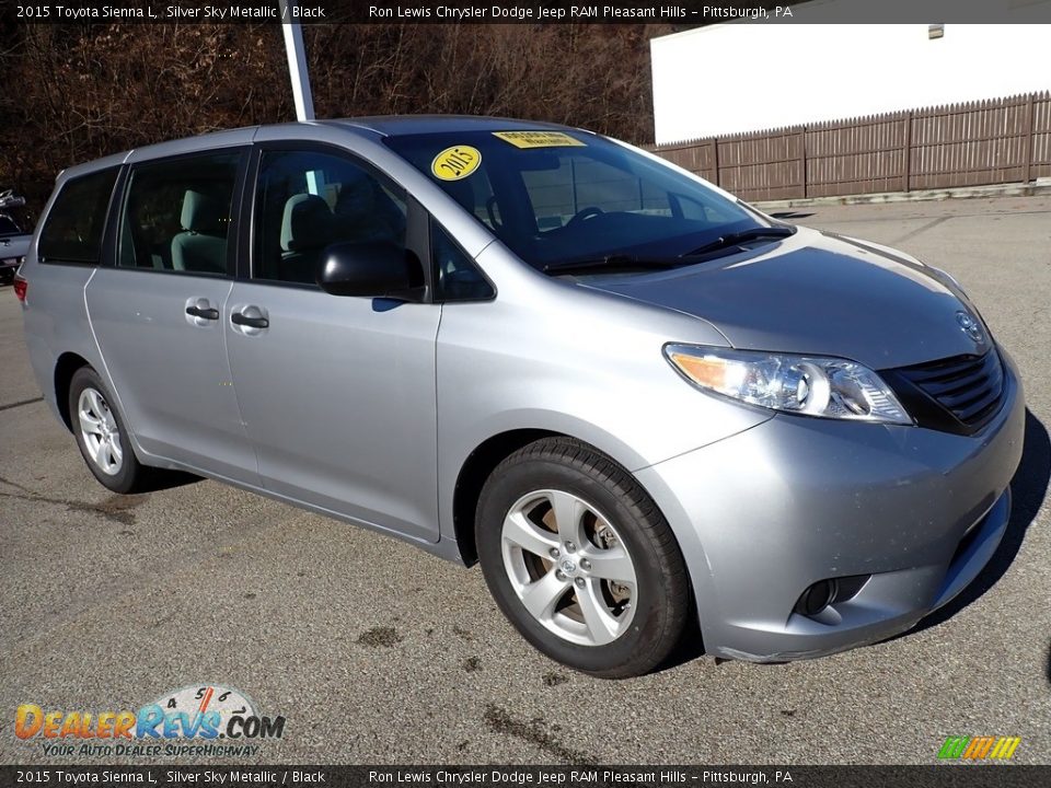 Front 3/4 View of 2015 Toyota Sienna L Photo #8