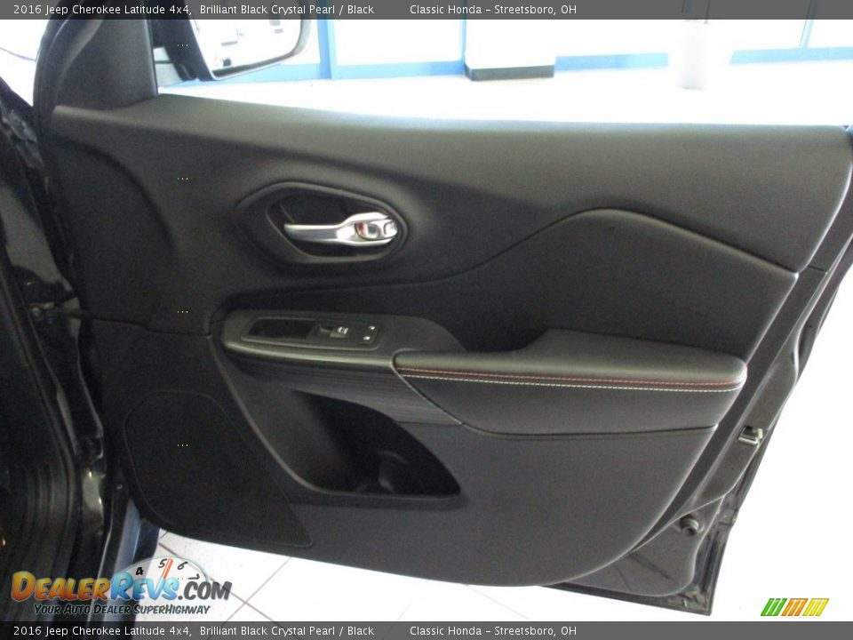2016 Jeep Cherokee Latitude 4x4 Brilliant Black Crystal Pearl / Black Photo #15