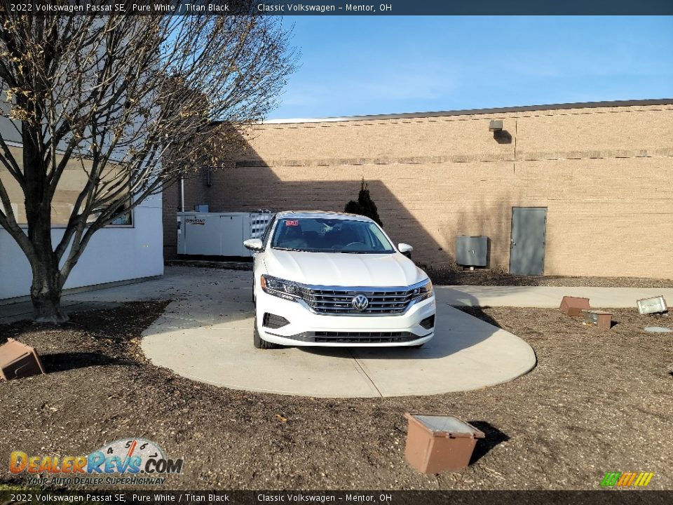 2022 Volkswagen Passat SE Pure White / Titan Black Photo #1