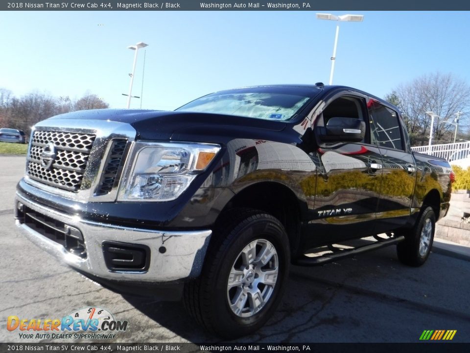 2018 Nissan Titan SV Crew Cab 4x4 Magnetic Black / Black Photo #14