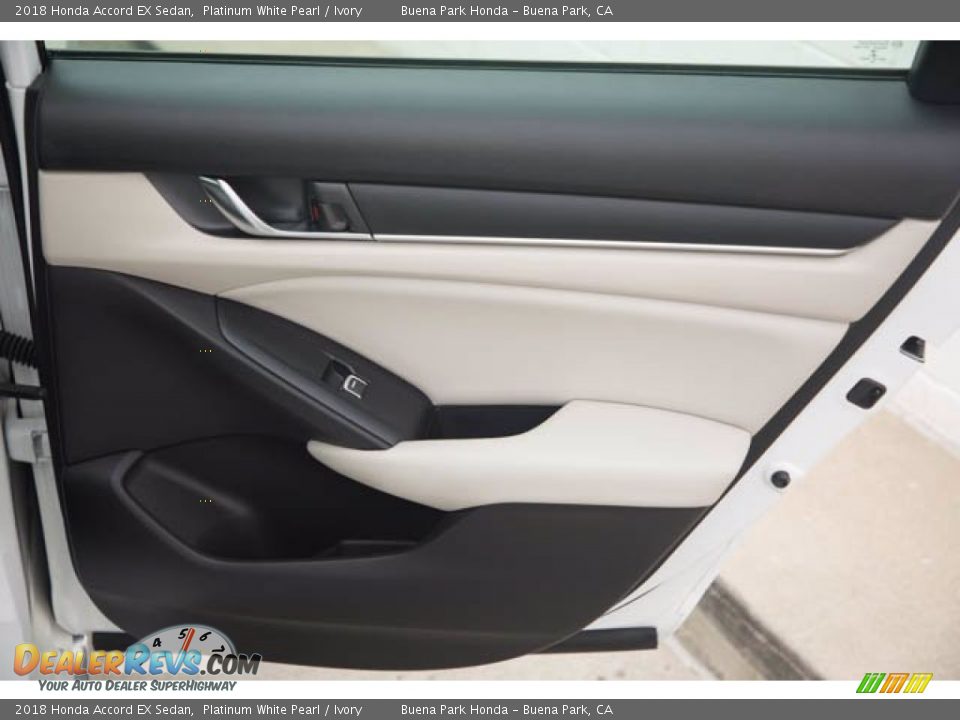 2018 Honda Accord EX Sedan Platinum White Pearl / Ivory Photo #32