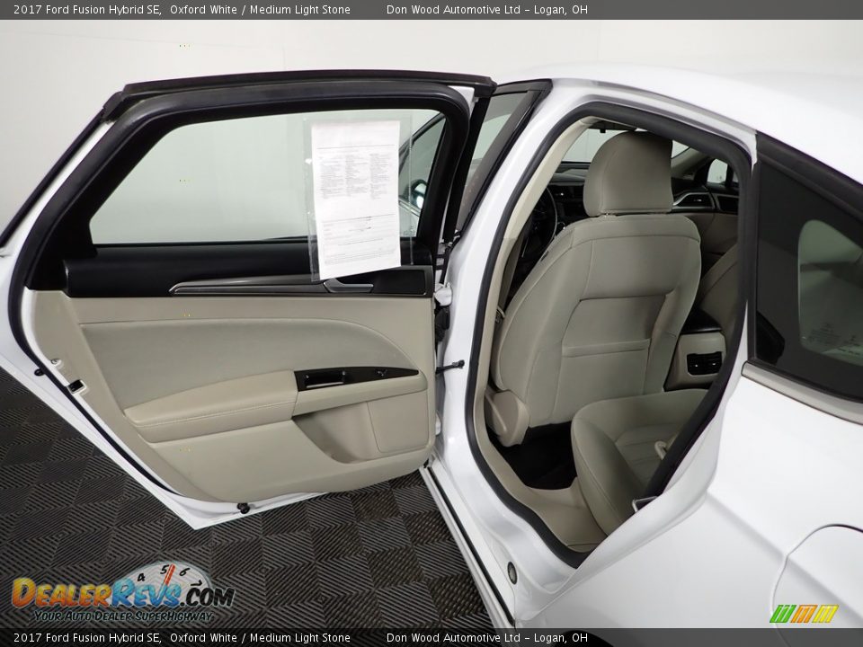2017 Ford Fusion Hybrid SE Oxford White / Medium Light Stone Photo #28
