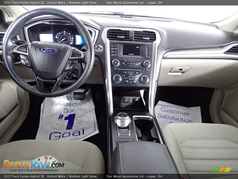 2017 Ford Fusion Hybrid SE Oxford White / Medium Light Stone Photo #31