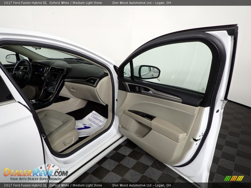 2017 Ford Fusion Hybrid SE Oxford White / Medium Light Stone Photo #32