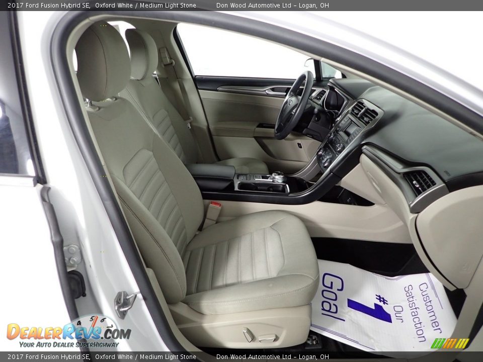 2017 Ford Fusion Hybrid SE Oxford White / Medium Light Stone Photo #33