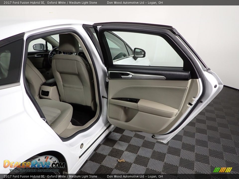 2017 Ford Fusion Hybrid SE Oxford White / Medium Light Stone Photo #35