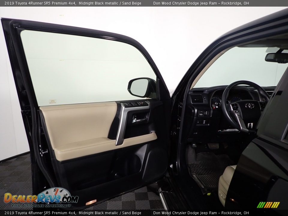 2019 Toyota 4Runner SR5 Premium 4x4 Midnight Black metallic / Sand Beige Photo #17