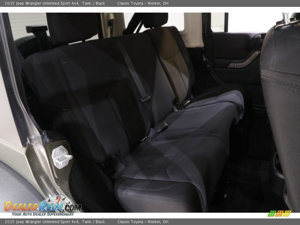 2015 Jeep Wrangler Unlimited Sport 4x4 Tank / Black Photo #13