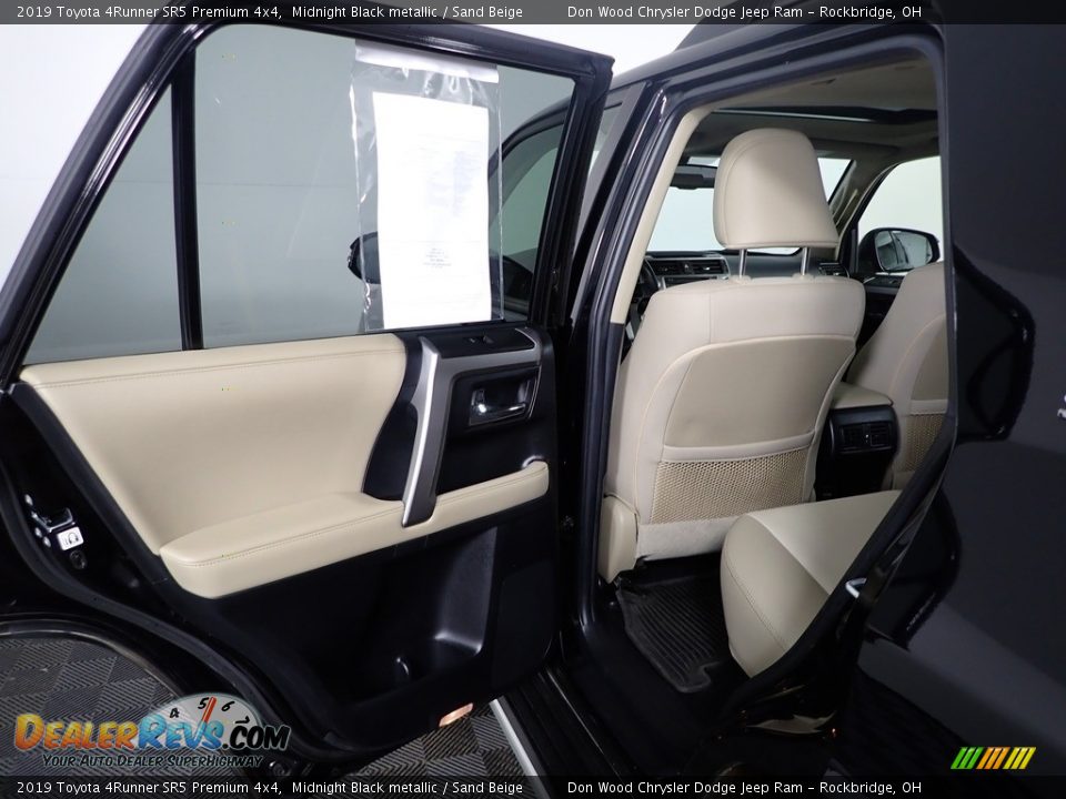 2019 Toyota 4Runner SR5 Premium 4x4 Midnight Black metallic / Sand Beige Photo #31