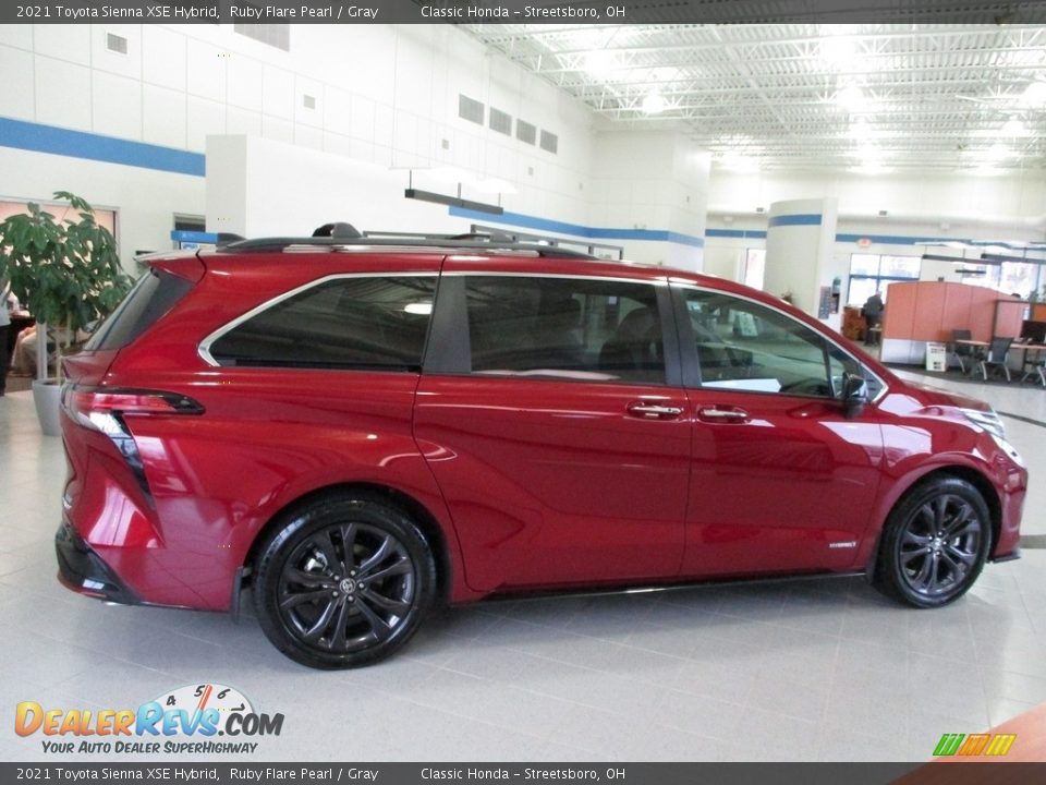 2021 Toyota Sienna XSE Hybrid Ruby Flare Pearl / Gray Photo #4